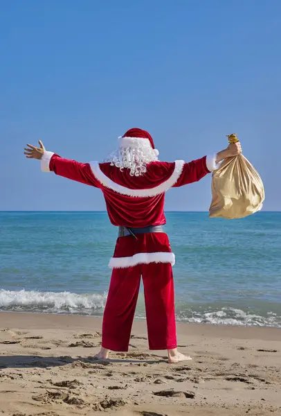 Are you visiting friends, family over the next few days/weeks in mumbles, or near? 
Beachrocks is free! Xmas tree is up, hamper prepared, and Santa has been seen on the beach! 
Message for details of availability and rates 🥰