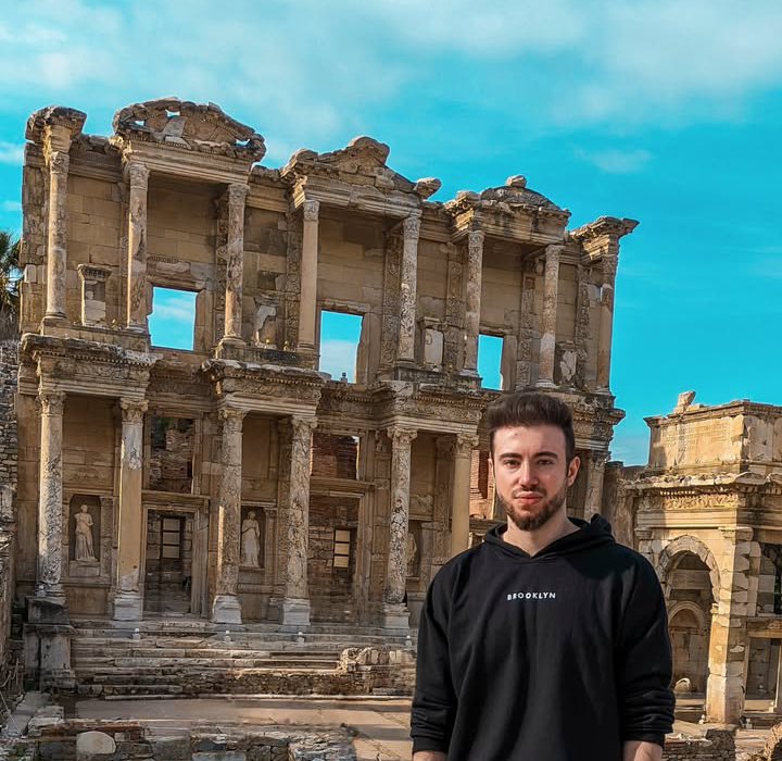 dexter_new2's tweet photo. Gökberk @Distastemoment tutuklanarak cezaevine götürüldü. Tutuklu yargılanacak, şaka değil, hem de  Güney Kore cumhurbaşkanının eşine hakaret edilen bir tweete istinaden Türkiye cumhurbaşkanına hakaret suçlamasıyla.
#freedistaste #distasteyalnızdeğildir https://t.co/Omxn0QiOqG