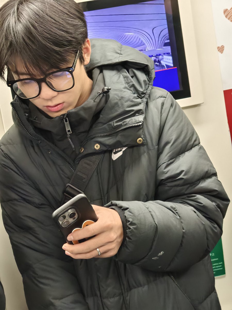 ORANGE8LAMEN's tweet photo. 地铁碰到的，对不起，真的很在我的择偶点上 https://t.co/xWLARJDTfg
