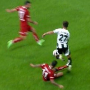 consahins's tweet photo. Biz Rafa Silva'ya yapılan insanlık dışı fauller için isyan ederken, tepki gösterirken 3 maymunu oynayanlar, 'futbolun içinde bunlar var, normal' diyenler şu an adalet peşinde. Üstüne üstlük eşşeğin biri çıkıp "rafa'yı tekme tokat indirmek lazım" demişti.

Adalet herkese lazım. https://t.co/GLZrukVVMl