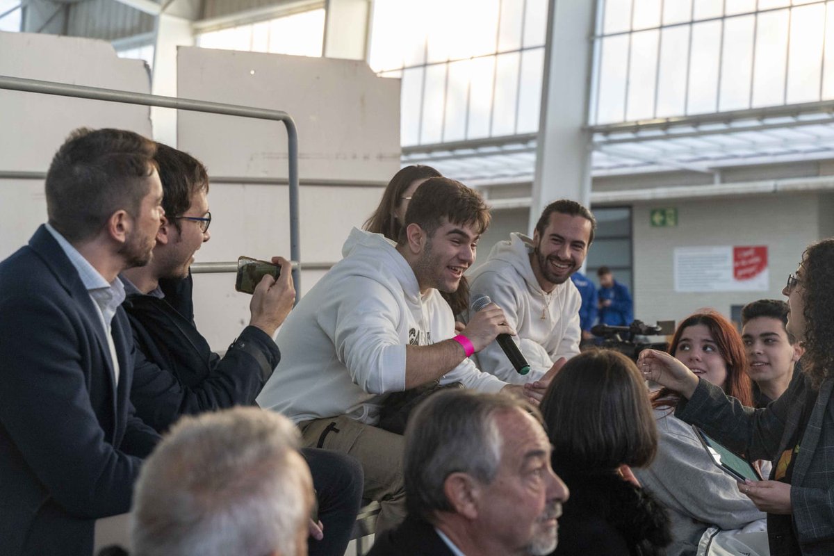 MWCapital's tweet photo. 🤖 Aquesta setmana @FiraAmposta ha acollit l'experiència #BeFuture, un espai d’exposició de tecnologia organitzat per MWCapital amb el suport de @govern (@tic) i la col·laboració de @VaGexperience i @ajamposta.

📌 La iniciativa ha permès als assistents explorar les innovacions presentades al #MWC24 mitjançant tres experiències immersives al voltant de la indústria i la societat, l'automoció i el disseny de moda.