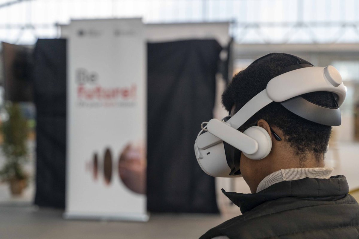 MWCapital's tweet photo. 🤖 Aquesta setmana @FiraAmposta ha acollit l'experiència #BeFuture, un espai d’exposició de tecnologia organitzat per MWCapital amb el suport de @govern (@tic) i la col·laboració de @VaGexperience i @ajamposta.

📌 La iniciativa ha permès als assistents explorar les innovacions presentades al #MWC24 mitjançant tres experiències immersives al voltant de la indústria i la societat, l'automoció i el disseny de moda.