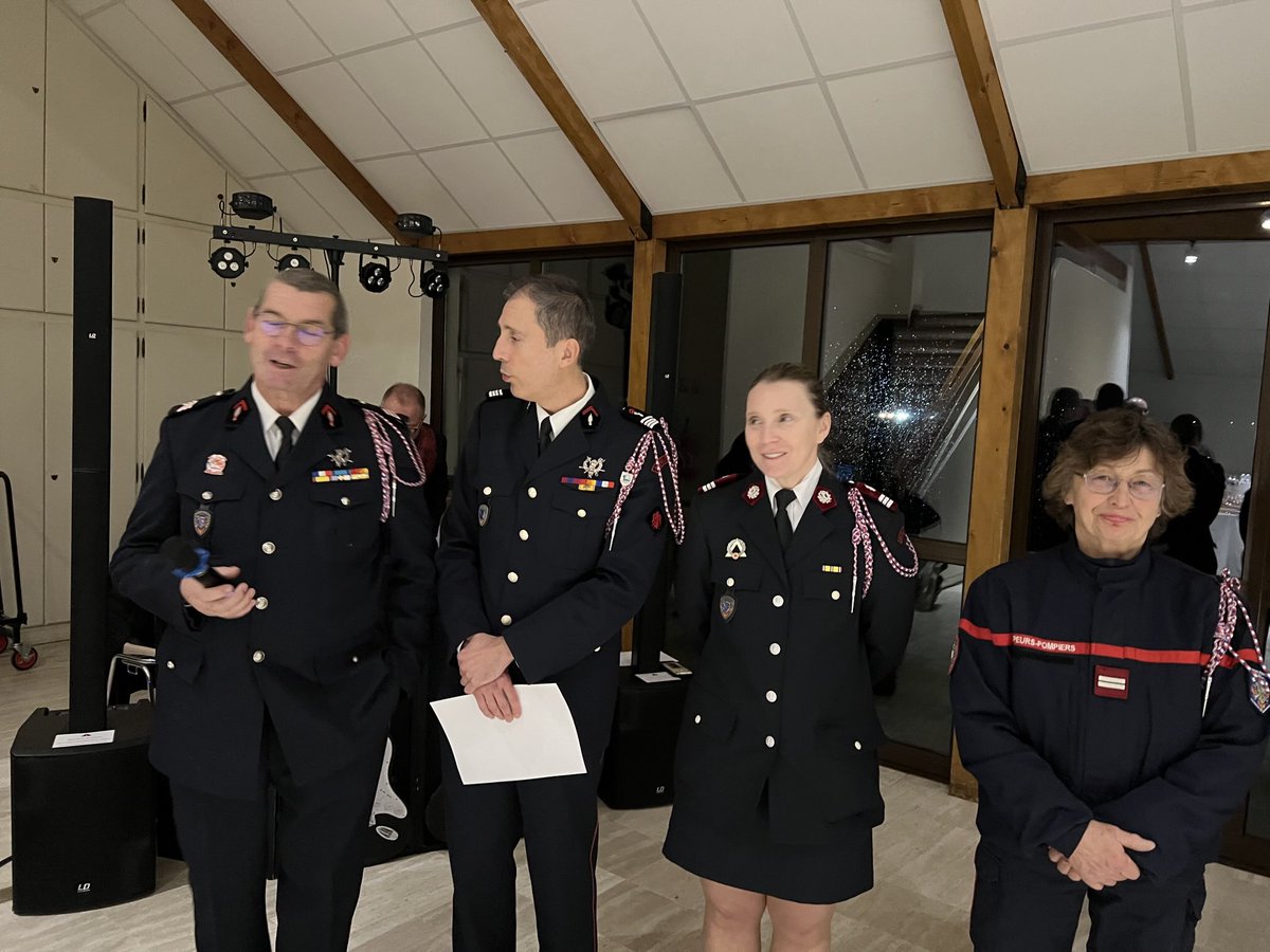 mc_chambaret's tweet photo. St barbe chez les sapeurs-pompiers de Puiselet-le-Marais ! 🚒
L’infirmière est passée Capitaine après plus de 40 ans au service du territoire . 👏au chef de centre et a son equipe pour leur implication #stbarbe https://t.co/1kXoZWyx2U