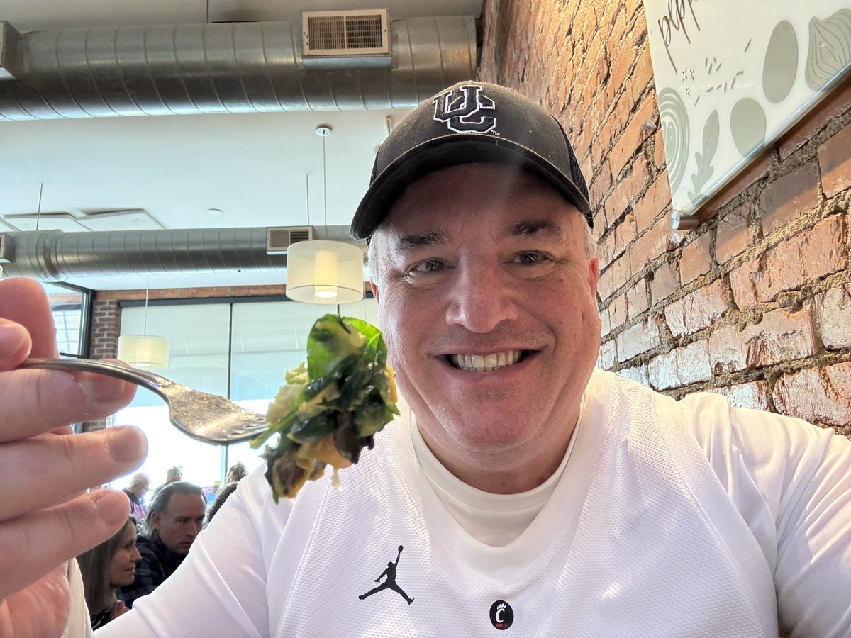 cincygreghoodin's tweet photo. The Avi scramble and a little fresh fruit action (for balance, of course) usually go with #Beecakes but I #Beelieve I made a very solid choice . #sleepybee #eatcincy #cincyeats #cincyvibes #dinelocal #sundayvibes #bearcatvibes #gregsbreakfastbonanza #SundayMorning #SundayBrunch #sundaybreakfast
