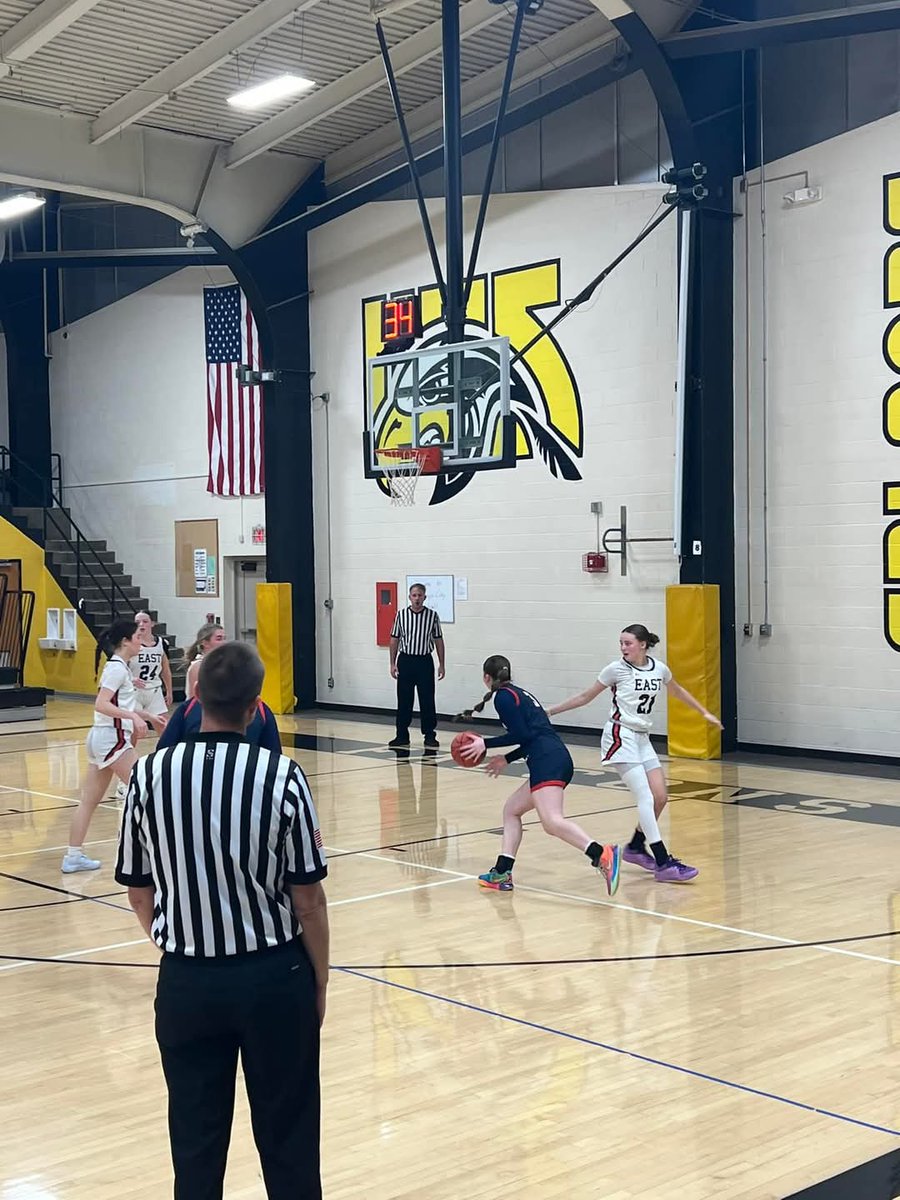 SSA_Girls_Hoops's tweet photo. Manhattan HS goes 2-1 in the Hay Shootout, placing 4th to open the season. #SSA players/sophomores Ansley Becket, Jelena Depusoir, Avery Ingram (all 15U Black last year), &amp; Bailey Busch (17U) played great! Standout games: 
Ingram (15 pts - four 3's) 
Becket (11 pts) https://t.co/RJYgC0Oc6H
