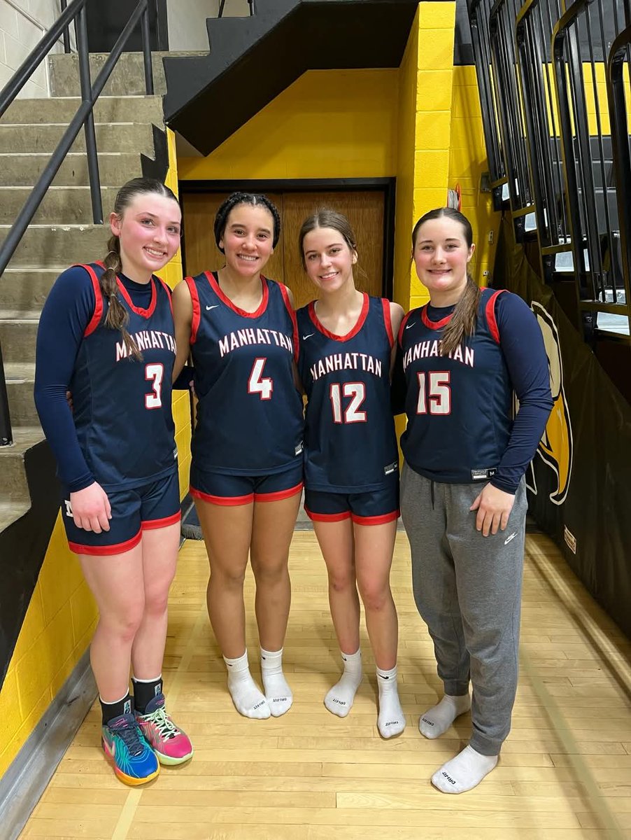 SSA_Girls_Hoops's tweet photo. Manhattan HS goes 2-1 in the Hay Shootout, placing 4th to open the season. #SSA players/sophomores Ansley Becket, Jelena Depusoir, Avery Ingram (all 15U Black last year), &amp; Bailey Busch (17U) played great! Standout games: 
Ingram (15 pts - four 3's) 
Becket (11 pts) https://t.co/RJYgC0Oc6H