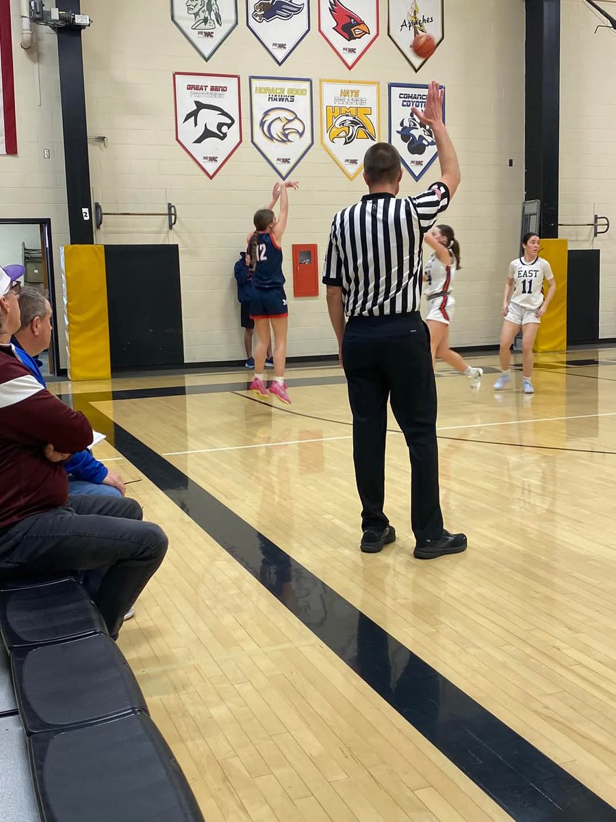 SSA_Girls_Hoops's tweet photo. Manhattan HS goes 2-1 in the Hay Shootout, placing 4th to open the season. #SSA players/sophomores Ansley Becket, Jelena Depusoir, Avery Ingram (all 15U Black last year), &amp; Bailey Busch (17U) played great! Standout games: 
Ingram (15 pts - four 3's) 
Becket (11 pts) https://t.co/RJYgC0Oc6H