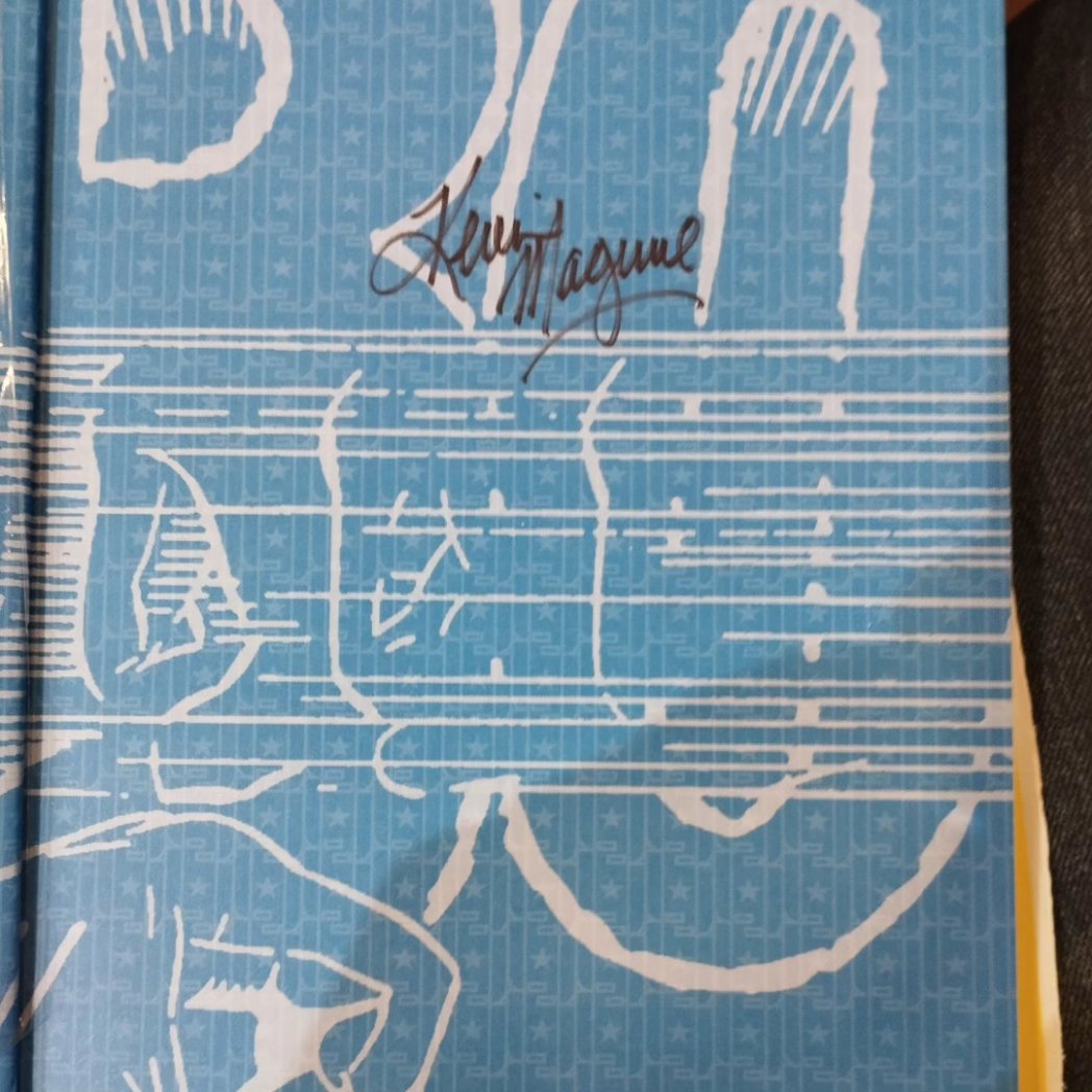Alex Mir (@alex_mir) on Twitter photo Hoje peguei o autógrafo do Kevin Maguire! Muito simpático e acessível, e suas obras fazem parte da minha criação como Roteirista! O Mestre ficou com um exemplar da HQ Grilhões e elogiou muito a arte do Diógenes Neves!
As fotos são do meu amor, Eliane Bonadio. Obrigado, Vida! Hoje peguei o autógrafo do Kevin Maguire! Muito simpático e acessível, e suas obras fazem parte da minha criação como Roteirista! O Mestre ficou com um exemplar da HQ Grilhões e elogiou muito a arte do Diógenes Neves!
As fotos são do meu amor, Eliane Bonadio. Obrigado, Vida!
