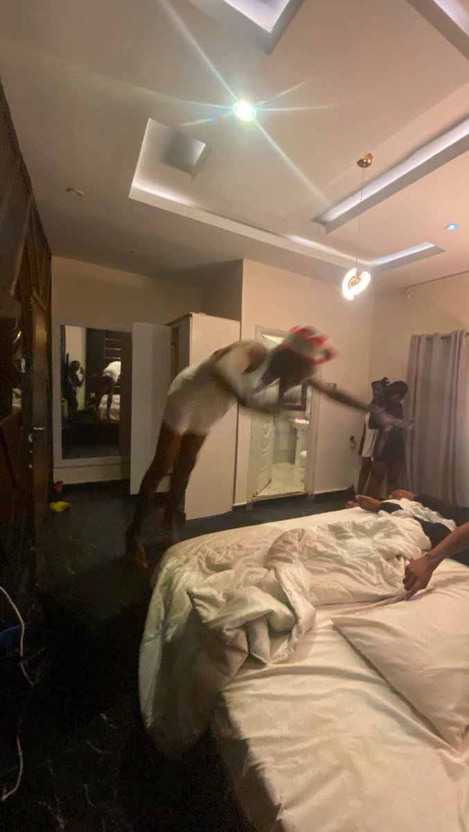 mranalyzer_'s tweet photo. Caption this! 😂

@Odumodublvck_  #NOTHINGCHANGE #ODUMODUBLVCK https://t.co/GN2AqVNcuq