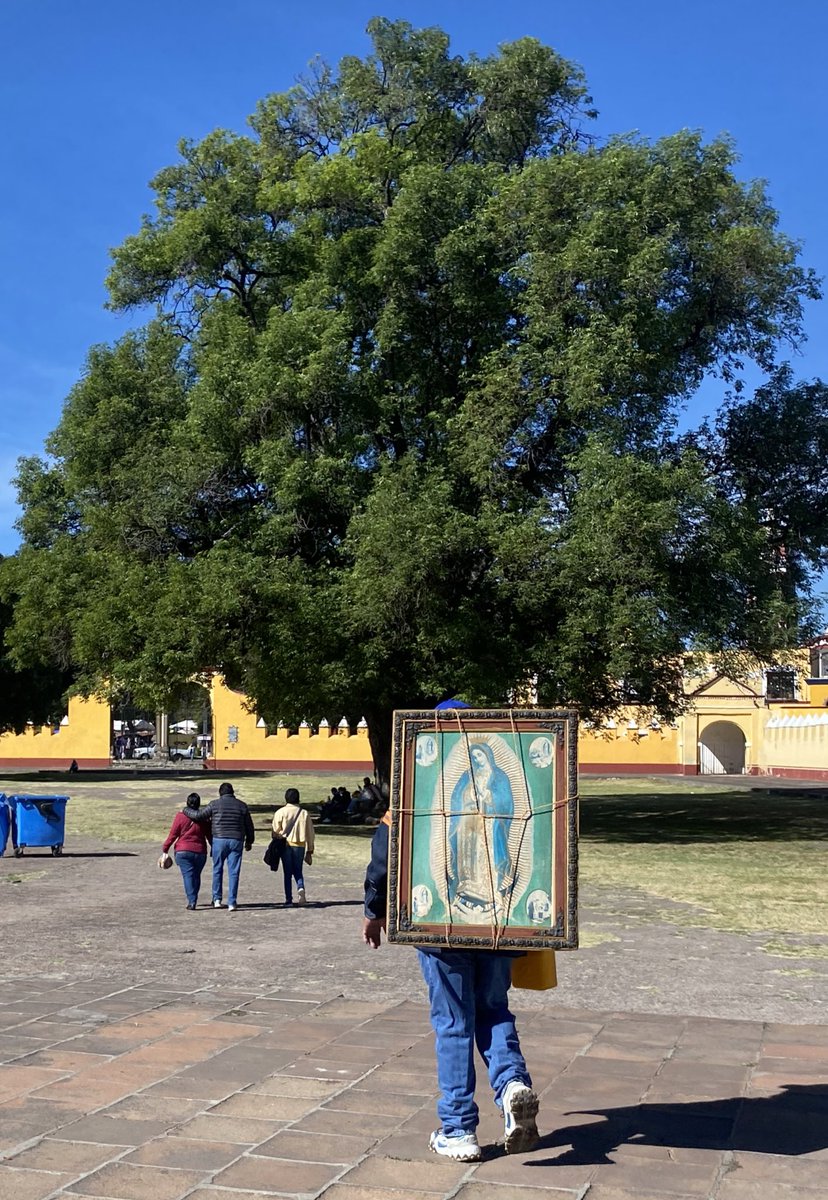 Y así, la fe en peregrinación rumbo a la Basílica de Guadalupe. Muchos peregrinos, así que cuidado en la carretera. 

#Cholula