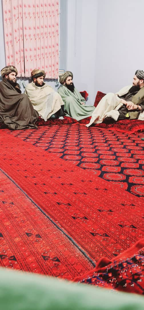 دنن شپی غوره انځور:

#ده_وزارت_داخله_معین نجیب حاجي صیب،
#دبادغیس_امنیه_قوماندان صابرحاجي صیب،
#دغزنی_امنیه_قوماندان مخدوم حاجي صیب،
#دهمایوی_کندک_قوماندان هیبتی حاجي صیب،