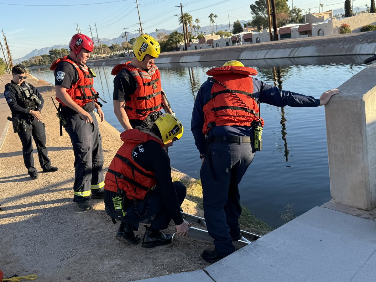 ScottsdaleFire's tweet image. 🚨 Busy Morning for Scottsdale Fire Crews 🚨
It’s been a busy morning for our brave firefighters! This morning, we responded to a water rescue in a canal and then two house fires. Our crews are now on scene for a working garage fire in the north part of Scottsdale .