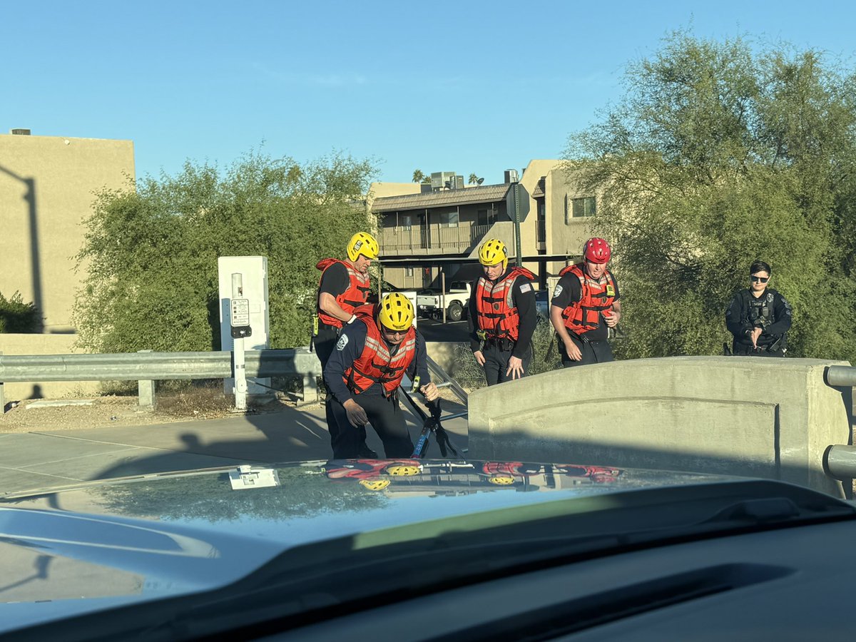 ScottsdaleFire's tweet image. 🚨 Busy Morning for Scottsdale Fire Crews 🚨
It’s been a busy morning for our brave firefighters! This morning, we responded to a water rescue in a canal and then two house fires. Our crews are now on scene for a working garage fire in the north part of Scottsdale .