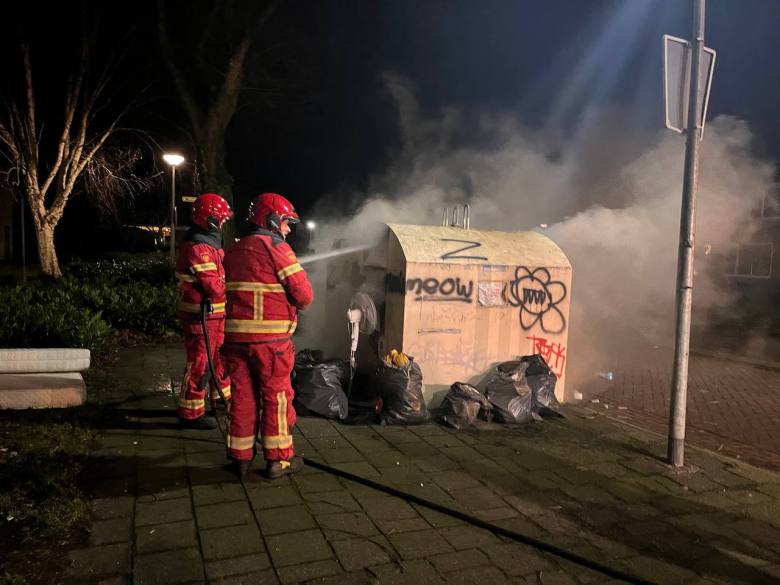 Brandweer blust brand in vuilcontainer Oude Pekela