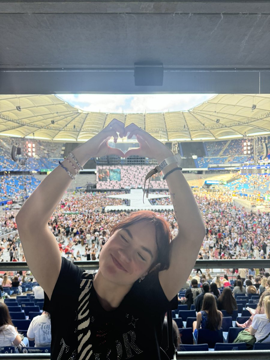 clean1989isis's tweet photo. Thank you eras tour and Taylor for making this a lifetime experience for me, however I am sad that it ends tonight, this year was hard for me, the eras tour and taylor made it easier for me, it made me see light in darkest days. Eras tour will be a special place in my heart ❤️ https://t.co/rddsDmlqFa