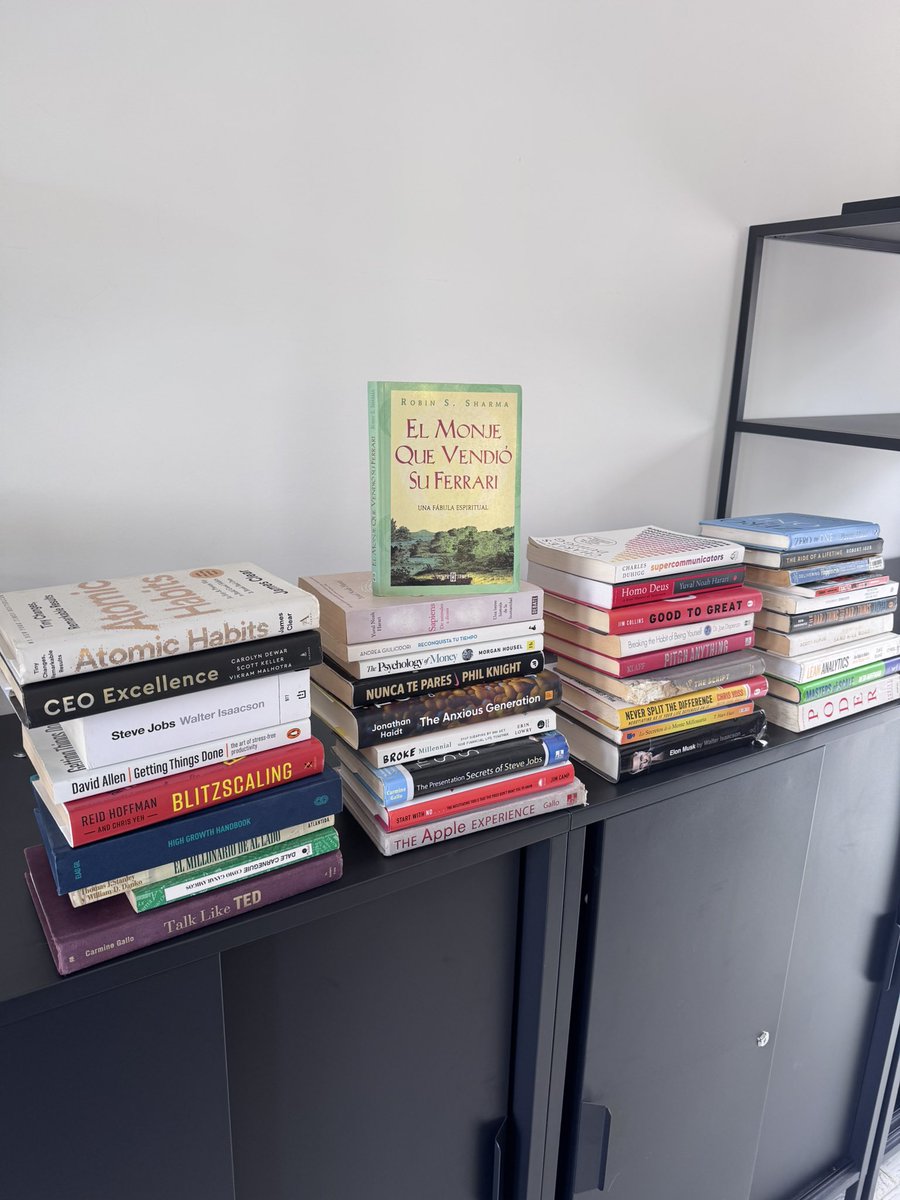 Gersondavid's tweet photo. Reto 2025: Leer 48 libros en un año 📚 ✨
El próximo año me propongo un reto personal: leer 48 libros, uno por semana, y compartir mi experiencia con ustedes. 🌟 

Como siempre he dicho el emprendimiento es un juego en gran parte de disciplina donde tus hábitos tiene que ponerse al tamaño de tus sueños, en los años que vienen vamos por mucho más y tenemos que prepararnos. 

📖 Primer libro: "El monje que vendió su Ferrari"
💡 Para arrancar, necesito reforzar los hábitos que me ayudarán a cumplir este desafío.
📖 Segundo libro: "Hábitos Atómicos"
💪 La clave será construir pequeñas rutinas que generen un gran impacto a lo largo del año.

¡Aquí está la foto de algunos de los libros ya en la lista! Algunos son de desarrollo personal, otros de negocios, otros de comunicación y también de Inteligencia artificial. Pero aún me faltan 3 títulos por elegir. 🎯
👉 ¿Qué libro me recomiendas agregar?

Además, hay unos cuantos más que vienen en camino gracias a Amazon (¡no podía resistirme jaja!).

📚 Te invito a que te unas a este viaje literario y compartas a través de los comentarios. 📝 ¡Vamos con todo en 2025! 🚀