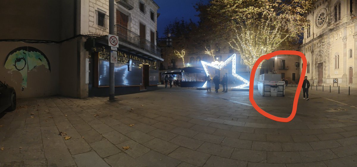 Aannamartin's tweet photo. La nova decoració de Nadal de #mataró 
Cal posar els contenidors davant de Santa Maria i enganxats a l'estrella??? No hi ha prou lloc a 10m??  
#etfelicitofill #alguquepensi #sentitcomu https://t.co/i0swBJekFV