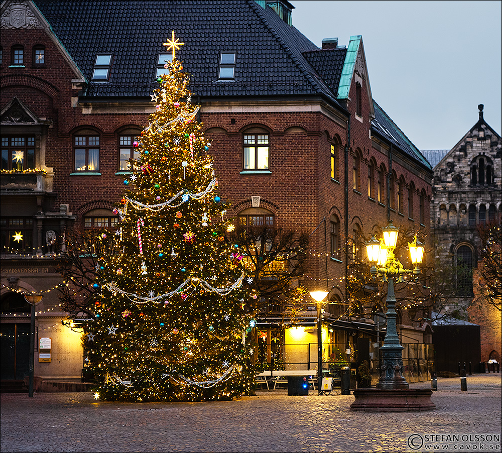 cavokstefan's tweet photo. Nytt på bloggen:
Genom åren har jag haft lite som tradition att fotografera granen på Stortorget i Lund. I morse begav jag mig i ut och tog några bilder i gryningsljuset. 
Se tre bilder och läs mer på: https://t.co/00UZVGIphr 
#lund #lovelund #lundskommun #julen https://t.co/KNWOcRA0Gl