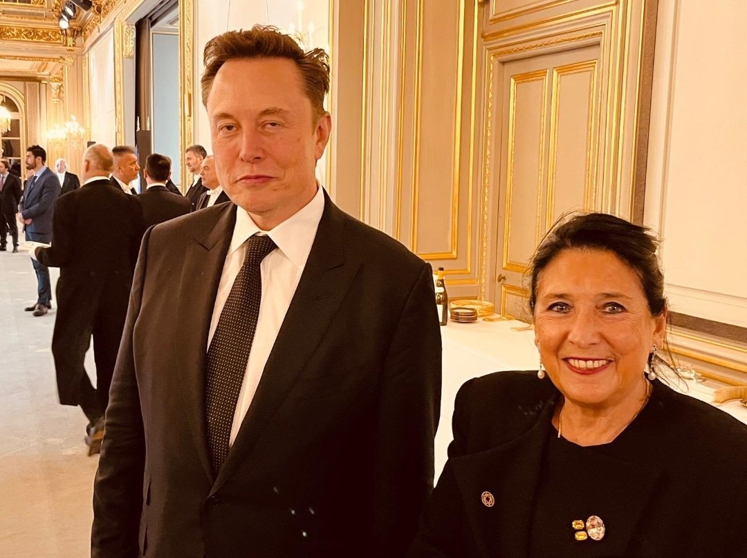 Mok1967SG's tweet photo. #RussiaIsDefeatable
#ItsOverPutin
#WhateverItTakes
#StandWithUkraine
#UkraineWillWin
Where are the LEADERS OF THE FREE WORLD โ
HE IS DONE โผ๏ธโผ๏ธ
And his greatest admirers @elonmusk @realDonaldTrump @TulsiGabbard etc changes sides in the same time
@KremlinRussia_E is on the run https://t.co/gHa4PaYwUV