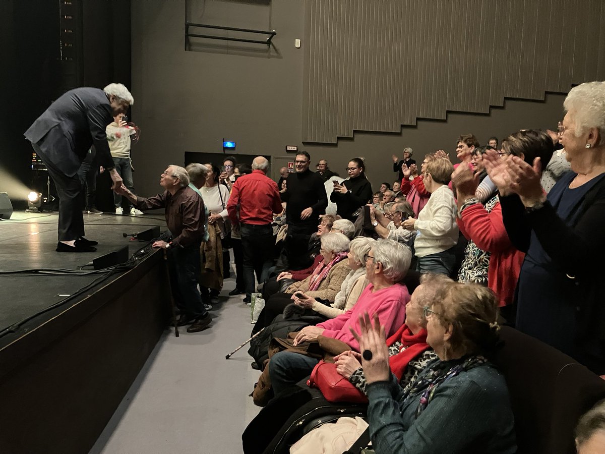 A #vendome #loiretcher, public enthousiaste à la fin du concert d’#Enrico Macias ce 8 décembre au Minotaure de Vendome.