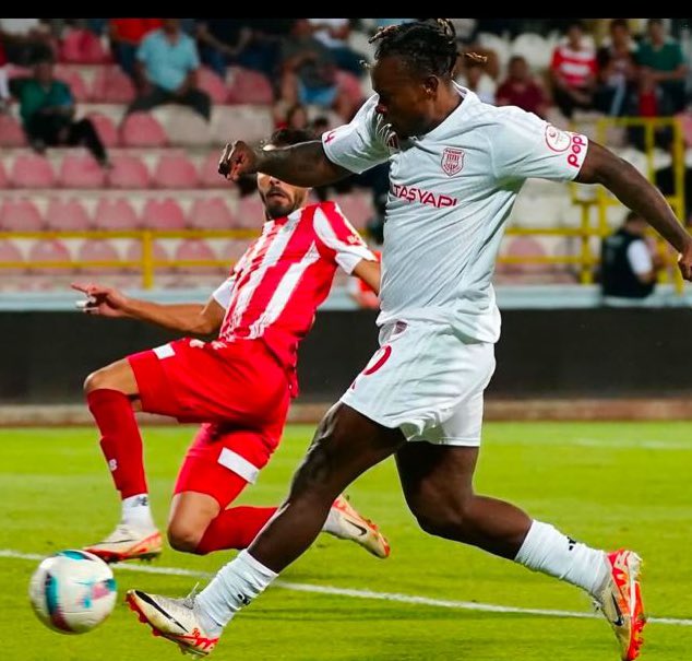 AltLiglerTR's tweet photo. Pendikspor, ilk yarıda Sakaryaspor karşısında 3-0 öne geçerken Emeka Eze, 2 gol bir asistlik katkı sağladı. https://t.co/ZAqbui2YO0