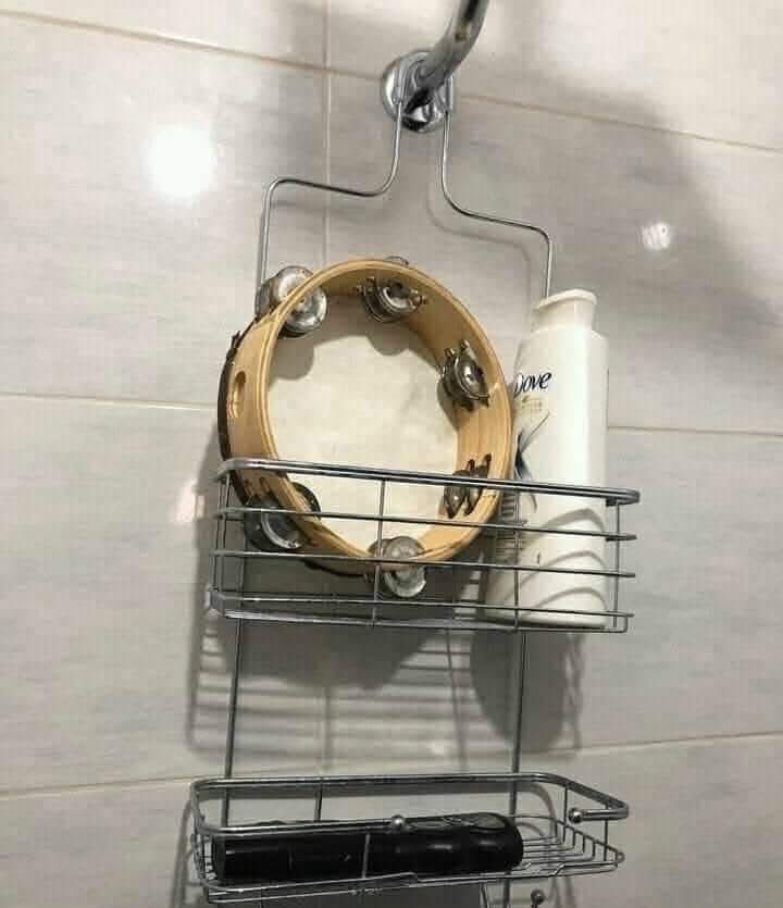 ESTACBSERYO's tweet photo. Por si llega Bad bunny mientras me baño. 
@sanbenito https://t.co/B2DqF76rbm