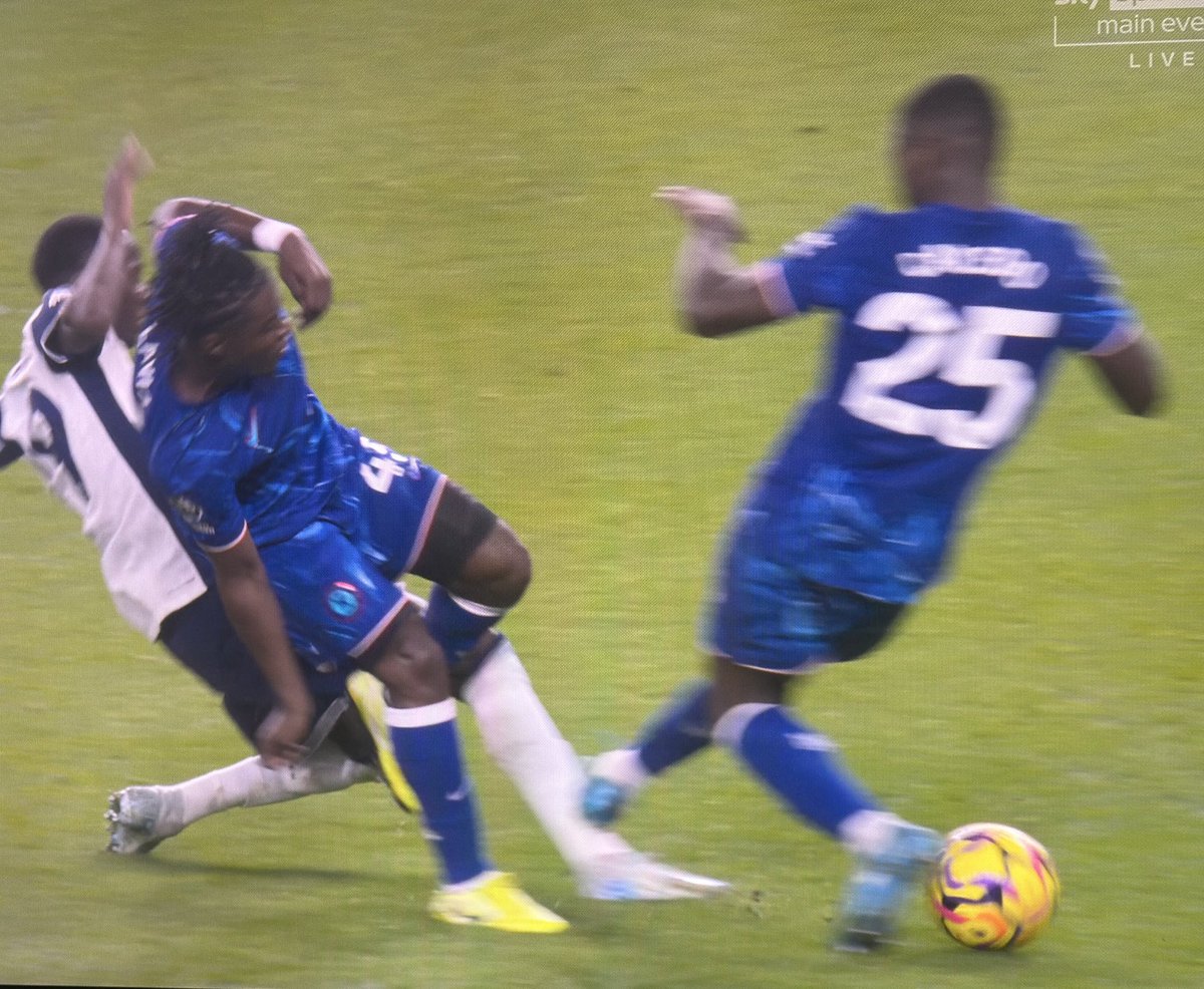 JayMotty's tweet image. Not a red card vs a red card 🤦🏽‍♂️