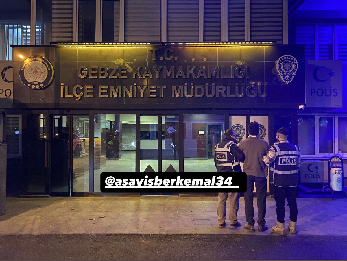 Suriye'deki gelişmeleri kutlayan kişilerin araçlarının önünü kesen şahıs "Halkı kin ve düşmanlığa tahrik veya aşağılama" suçundan işlem yapılmak üzere gözaltına alındı.
