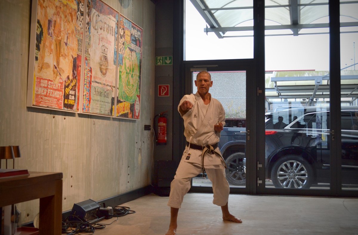 THESUPPORTUS's tweet photo. Kunst, Kirche, Kampfkunst. In Germany the words Art, Church and Martial Arts all start with a capital K. Berlin Artist Jens Lorenzen brings it all together. Most of all with his large “Mauer”-Series.
Read the full story: https://t.co/CcnFLXNzR1 https://t.co/OyDiTF46v1