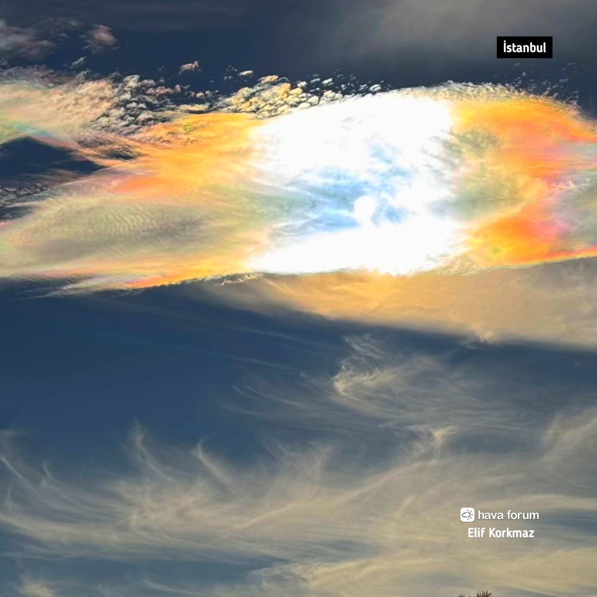 İstanbul'da akşam dev bir ateş gökkuşağı oluştu.