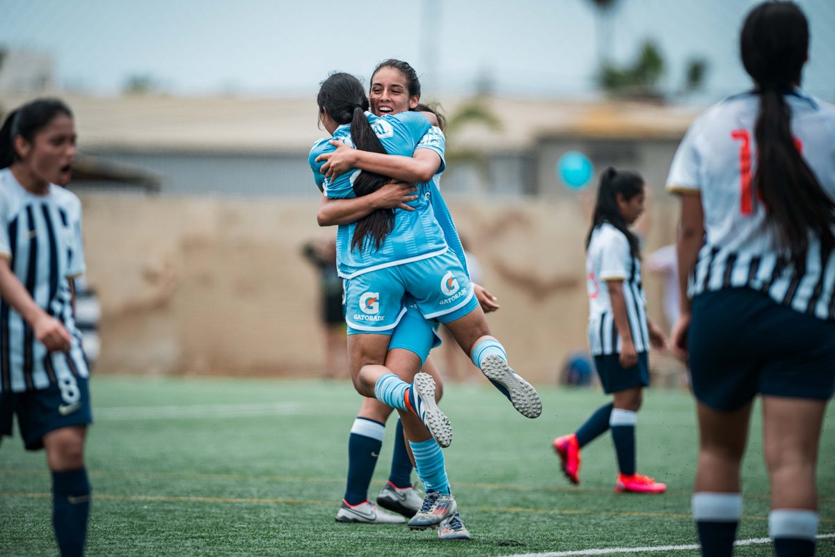 ¡CAMPEONAAAAAS! 🏆

Nuestra Sub 20 logró obtener el título del Torneo Metropolitano venciendo 1-0 a Alianza Lima. 

#SCfem 
#FuerzaCristal