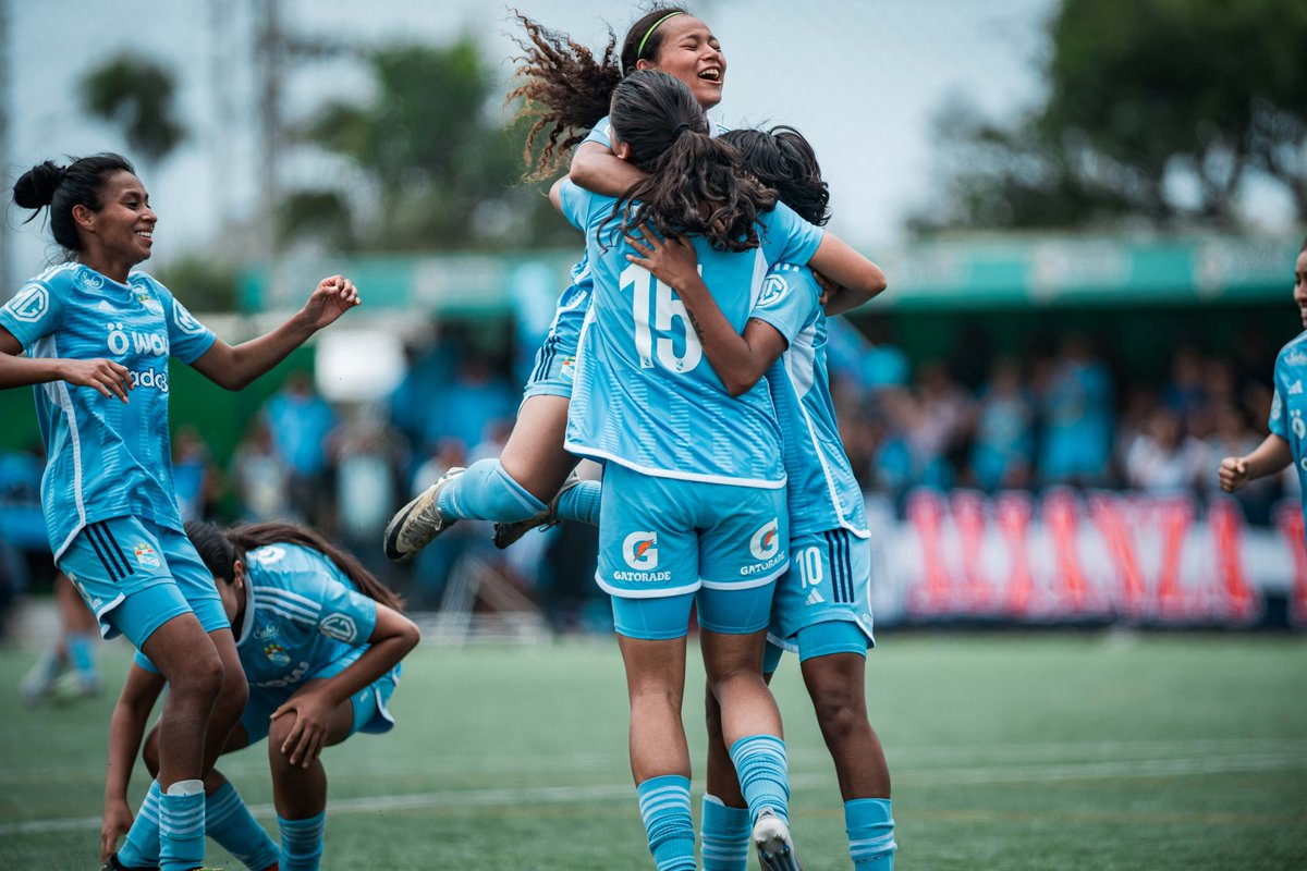 SCfemenino's tweet photo. ¡CAMPEONAAAAAS! 🏆

Nuestra Sub 20 logró obtener el título del Torneo Metropolitano venciendo 1-0 a Alianza Lima. 

#SCfem 
#FuerzaCristal https://t.co/YHh2BlEVLW