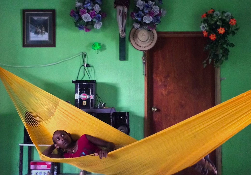CCCMexico's tweet photo. Te compartimos una lista de tres películas dirigidas por #egresadasCCC que puedes ver hoy en @CinetecaMexico
1
EL COMPROMISO DE LAS SOMBRAS
De @luzdeoaxaca
Liz, una una mujer trans afrodescendiente, guía los rituales fúnebres de una comunidad en Guerrero. https://t.co/5HNMgwDtuv