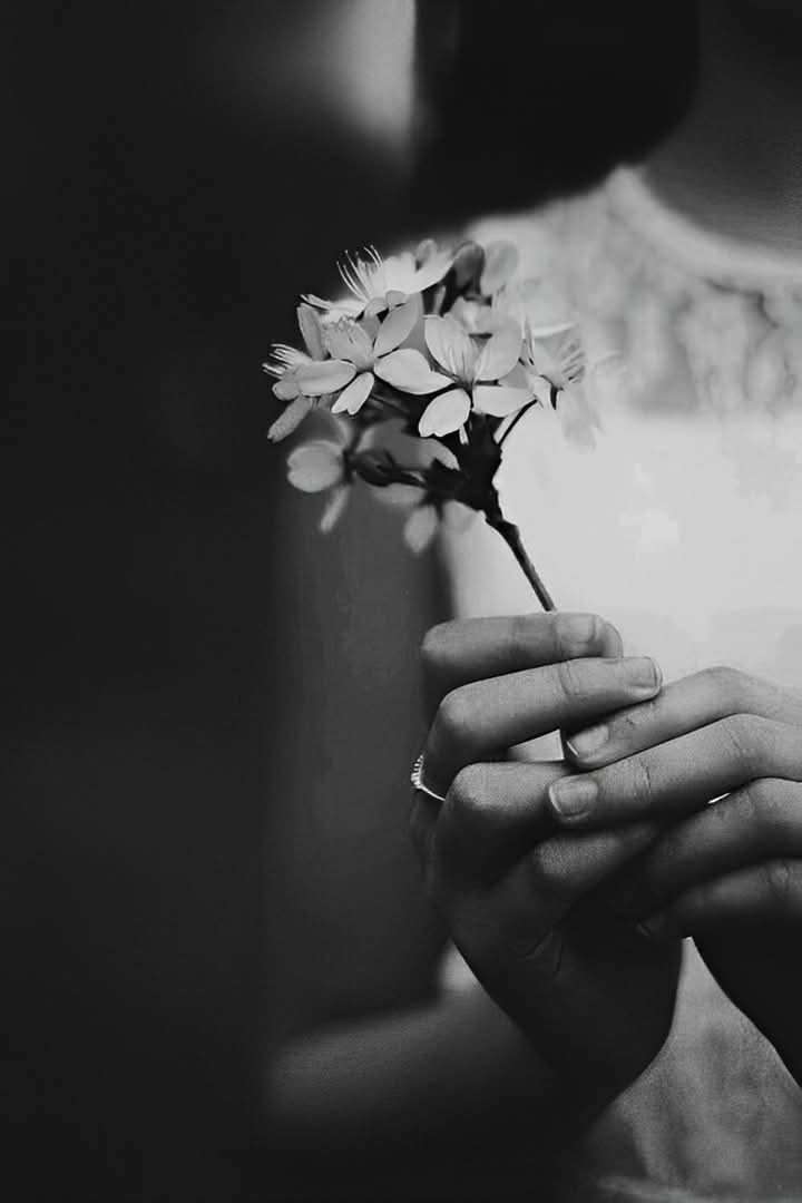 عندما يتعذّب القلب تموت الرُّوح
 🩶

#رماديات