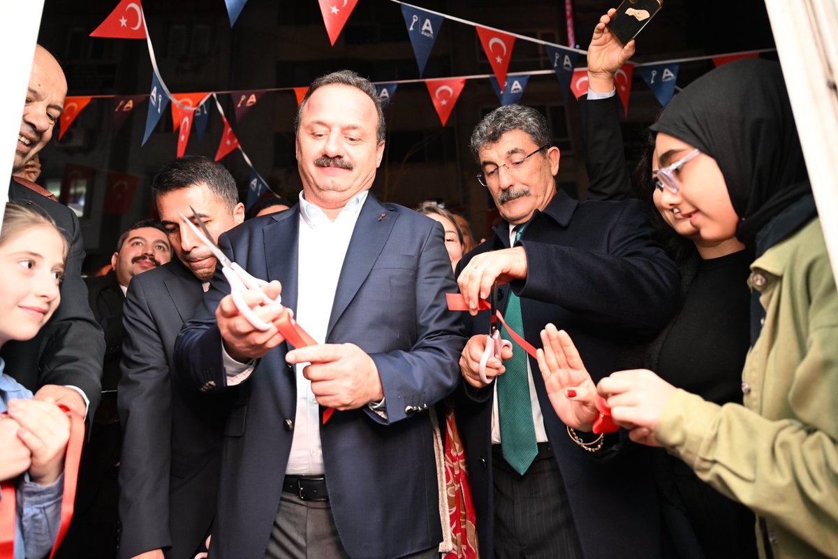 anahtarparti's tweet photo. Sayın Genel Başkanımız Yavuz Ağıralioğlu, Tekirdağ ziyareti kapsamında, partililerimiz ile istişare toplantısına ve İl Başkanlığı Binamızın açılış etkinliğine katıldı. Basın mensupları ile bir araya gelen Genel Başkanımız, gündeme ilişkin soruları yanıtladı. https://t.co/zS1wcZLAbv