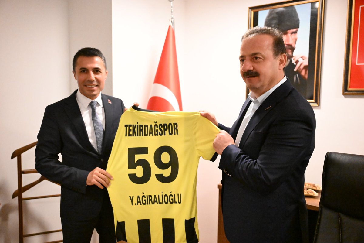 anahtarparti's tweet photo. Sayın Genel Başkanımız Yavuz Ağıralioğlu, Tekirdağ ziyareti kapsamında, partililerimiz ile istişare toplantısına ve İl Başkanlığı Binamızın açılış etkinliğine katıldı. Basın mensupları ile bir araya gelen Genel Başkanımız, gündeme ilişkin soruları yanıtladı. https://t.co/zS1wcZLAbv
