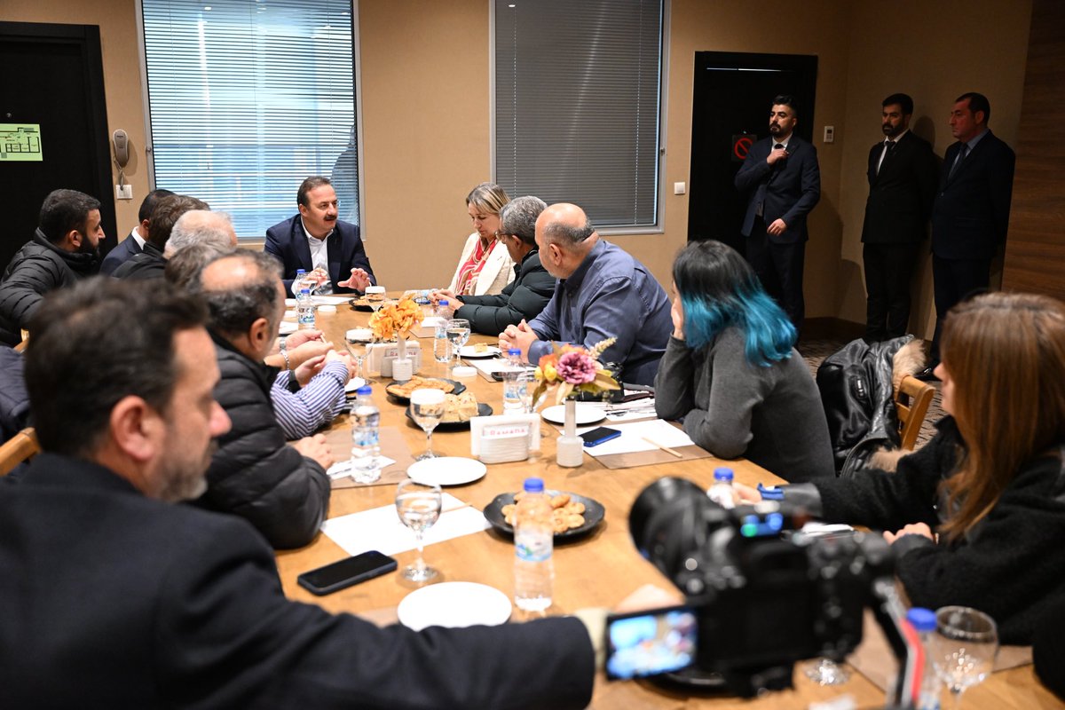anahtarparti's tweet photo. Sayın Genel Başkanımız Yavuz Ağıralioğlu, Tekirdağ ziyareti kapsamında, partililerimiz ile istişare toplantısına ve İl Başkanlığı Binamızın açılış etkinliğine katıldı. Basın mensupları ile bir araya gelen Genel Başkanımız, gündeme ilişkin soruları yanıtladı. https://t.co/zS1wcZLAbv