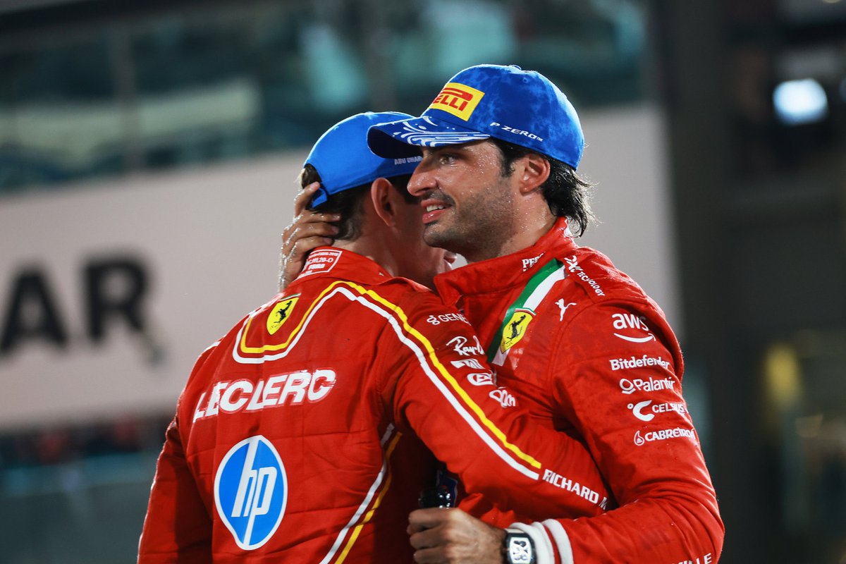 deportegob's tweet photo. 😍 Un 𝙥𝙞𝙡𝙤𝙩𝙤 de clase mundial.

🏁 @Carlossainz55 se despide de la @ScuderiaFerrari con su podio número 25.

🥈 El español, segundo en Abu Dabi, pone punto y final a su etapa en el equipo italiano. https://t.co/RCErSxUmZU