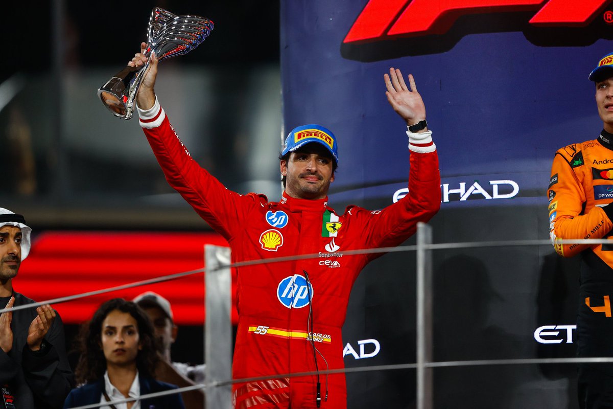 deportegob's tweet photo. 😍 Un 𝙥𝙞𝙡𝙤𝙩𝙤 de clase mundial.

🏁 @Carlossainz55 se despide de la @ScuderiaFerrari con su podio número 25.

🥈 El español, segundo en Abu Dabi, pone punto y final a su etapa en el equipo italiano. https://t.co/RCErSxUmZU