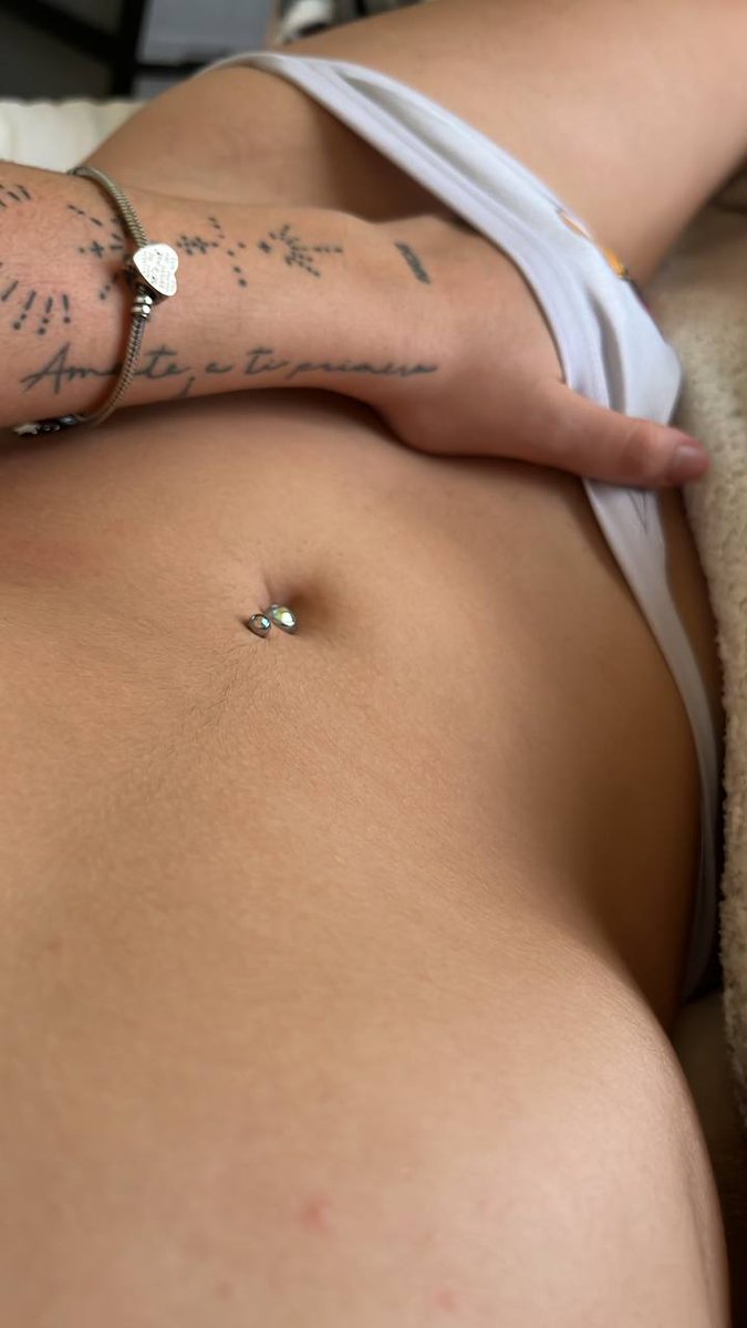 _sweetally_'s tweet photo. I have a sweet surprise between my legs, what is it? https://t.co/keB8EutKmj