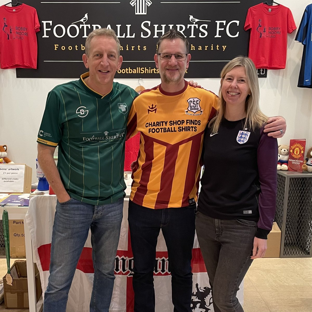 fsfcUK's tweet image. The absolute very best of days when another member of #KitCommunity royalty pays us a visit!!

Thank you so much to @shirts_original, family and friends for stopping by, being super lovely, donating an amazing shirt and making a purchase!

#EveryShirtHasAStory
⚽️ 👕 💛🤍💙
