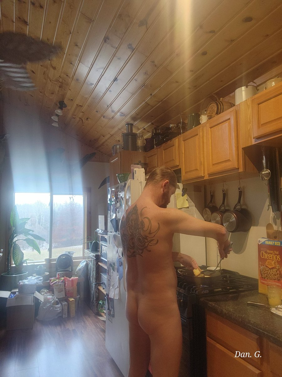 Cooking breakfast nakd. 🥚