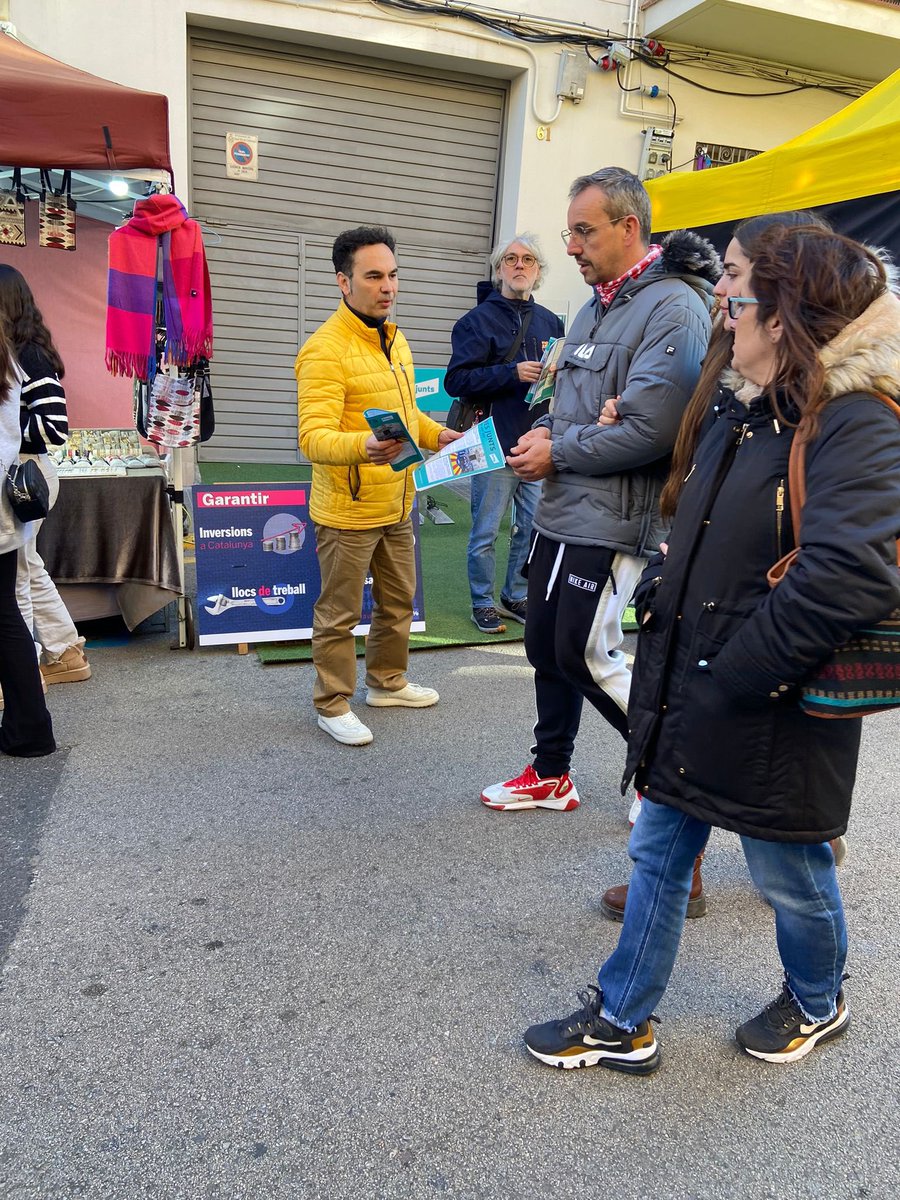 JuntsXSantBoi's tweet photo. 🎉 Avui a la Fira de la Puríssima, l’equip de @JuntsXSantBoi amb el candidat @RamonBarau i el president local @JoanGrane_ hem tornat al carrer, compartint idees per un futur millor.
💛Gràcies a tothom qui s'ha aturat a parlar! Junts seguim treballant per Sant Boi millor. #SantBoi https://t.co/teZyu4dkLK