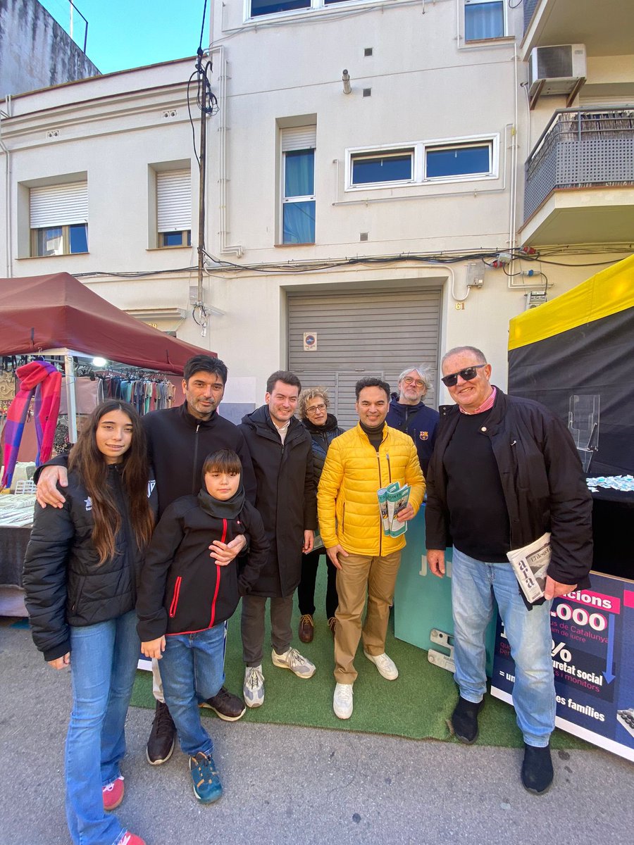 JuntsXSantBoi's tweet photo. 🎉 Avui a la Fira de la Puríssima, l’equip de @JuntsXSantBoi amb el candidat @RamonBarau i el president local @JoanGrane_ hem tornat al carrer, compartint idees per un futur millor.
💛Gràcies a tothom qui s'ha aturat a parlar! Junts seguim treballant per Sant Boi millor. #SantBoi https://t.co/teZyu4dkLK