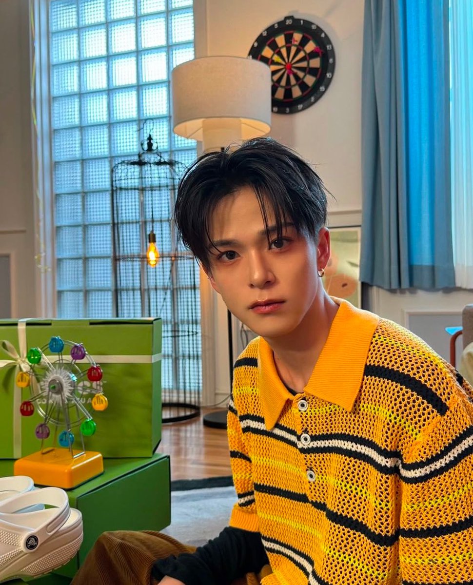 savoring the serenity as I capture the moment with 𝗖𝗿𝗼𝗰𝘀 that blend perfectly with the bright color palette of this room, blending into every corner with luminous touches and sparkling polish ˖ 𖥔