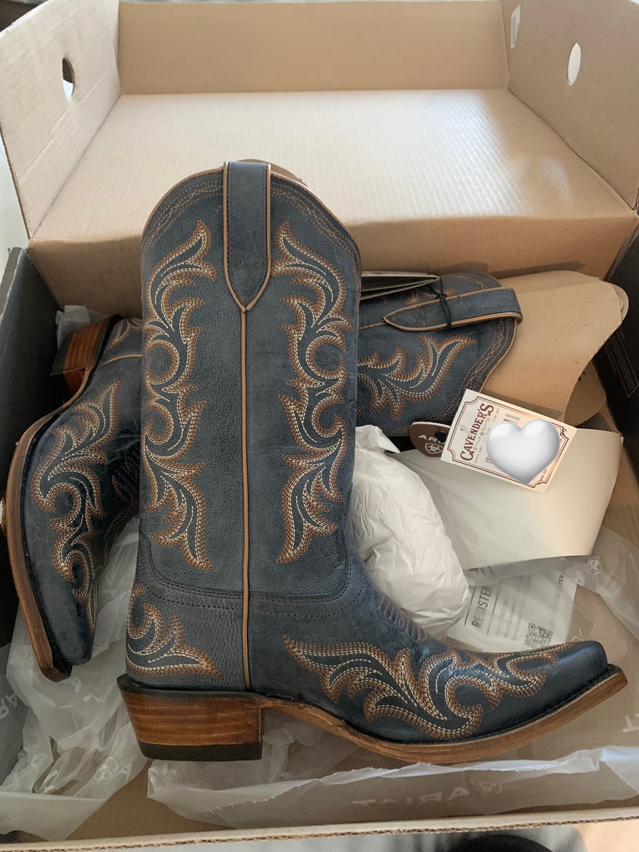 ninamarqss's tweet photo. these babies are coming home with me 🤠🫶🏽 #newbootgoofin https://t.co/addWhcUelT