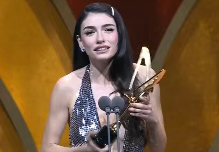 inci taneleri en iyi dizi seçilmiş😃
sadece pavyon dans sahneleriyle gündem olması dışında sorun yok tabii kanal d torpillisi ermeni destekçisini ödüllendiriyorlar #pantenealtinkelebek