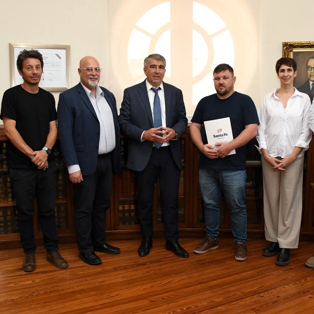 La Municipalidad de Sunchales gestiona importantes aportes para fortalecer la seguridad y mejorar los servicios públicos. El Intendente <a href="/pabloapinotti/">Pablo A Pinotti 🇦🇷</a>,  se reunió con el ministro de Gobierno, <a href="/Fabian_Bastia/">Fabián Bastia</a>, para recibir los fondos del programa Brigadier y de Obras Menores 2024.