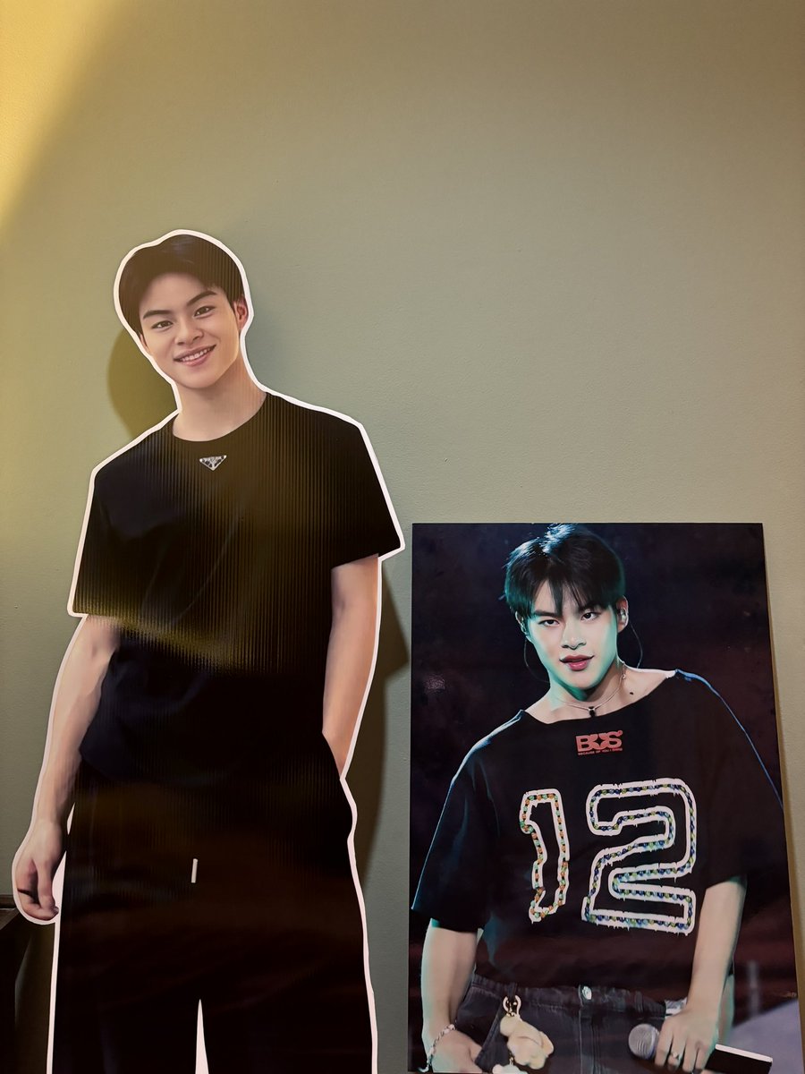 t_h_x_'s tweet photo. ประมูลภาพครั้งแรกในชีวิต ดีใจที่ได้ร่วมทำบุญวันเกิดของมาร์คกับทางบ้าน @TEAMMARCKRIS นะคะ ชอบภาพนี้ตั้งแต่แรกที่เห็น เลยคิดว่าต้องประมูลมาให้ได้ ! ยึดสโลแกนของลูกว่าแพ้ได้ แต่ทำไมมาร์คต้องแพ้ ได้ทำหน้าที่แม่แล้วค่ะ55555 #MARCKRIS #BUSbecauseofuishine #22ndMARCKRISquare @Marckrisk https://t.co/la87Xp4mWV
