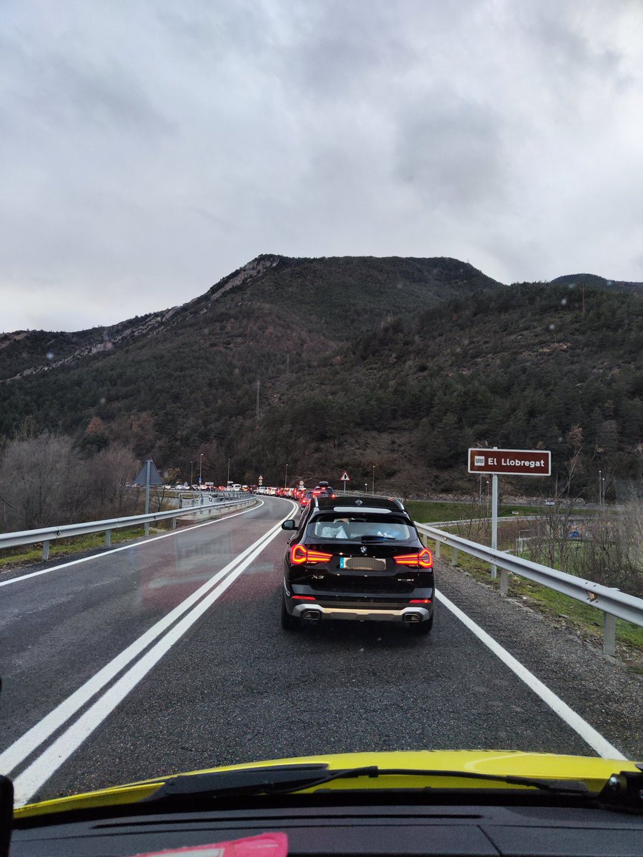 eduzalez's tweet image. Els serveis d'emergències també ens mengem les grans cues que es generen a la #c16. Ens toca fer-ho anant cap als avisos com retornant cap a la base fora de servei...🚑 😠 #paciencia #Bergueda
